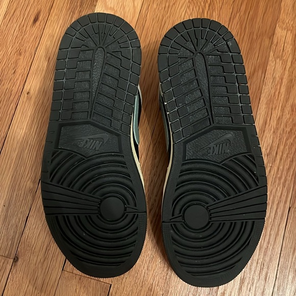 Nike Air Jordan 1 Low - Picture 8 of 9